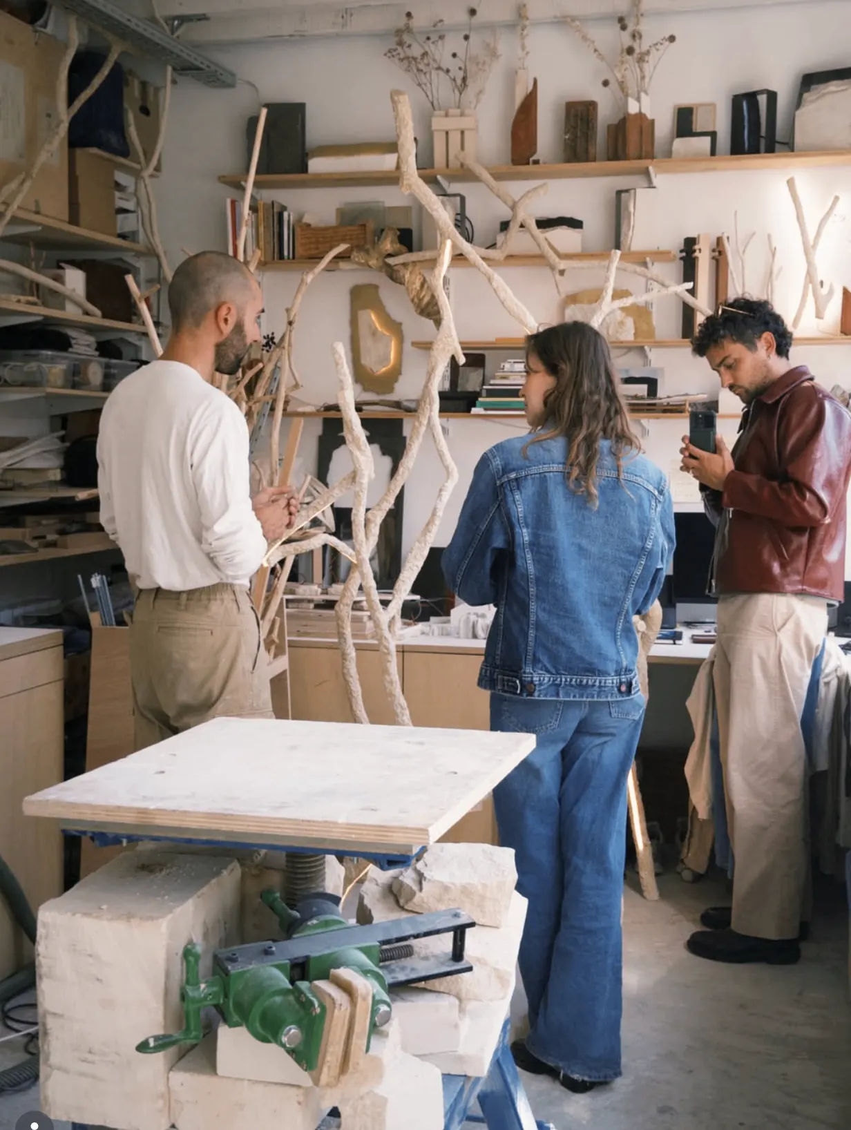 Visite d'atelier autour d'une sculpture organique en branches blanches