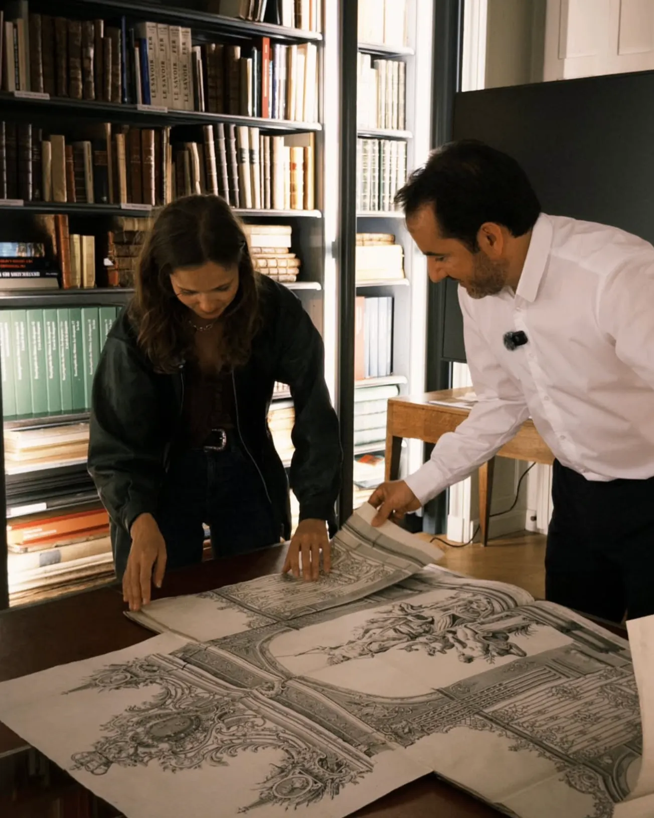 Consultation de grands dessins anciens dans une bibliothèque patrimoniale